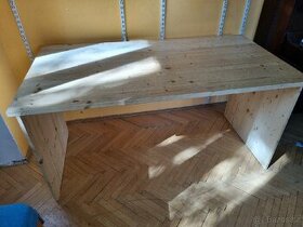 Dřevěný psací stůl