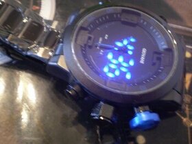 masivní hodinky WEIDE LED multifunkční - 1