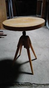 Prodám světlou otočnou dřevěnou židli