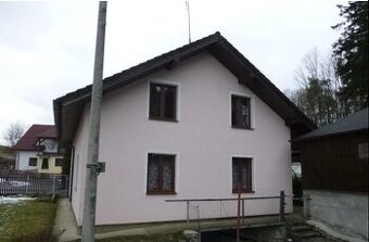 Podíl 13/28 (46,43 %) na patrovém rod. domě v obci Mrákov