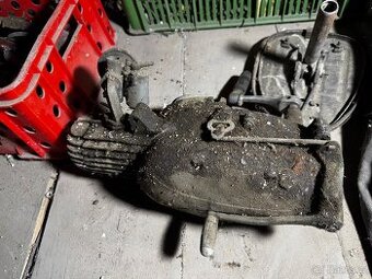 Motor Jawa 555 s karburátorem