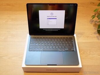 APPLE MacBook Air 13,6" (2022) / M2 / 8GB RAM / 256GB / CZ