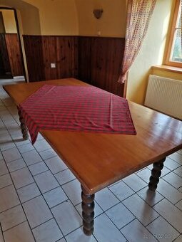 Jídelní stůl masivní