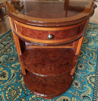 Polokruhový odkládací stolek