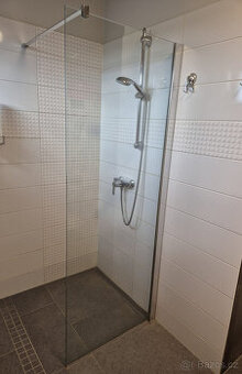 Prodám pevnou sprchovou zástěnu