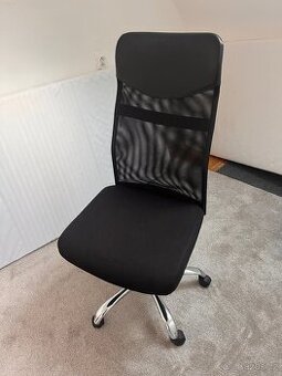 Černá kancelářská židle – otočná, kolečka, síťovaný opěrák - 1