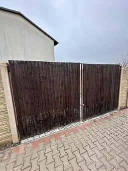 Dvoukřídlá brána