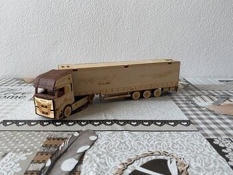 Nový dřevěný model tahače Iveco S-Way s návěsem Panav