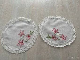 Vyšívané dečky 2 ks