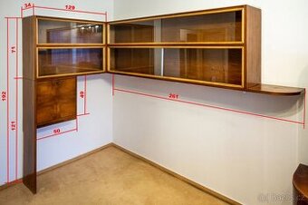 Rohová knihovna s barem