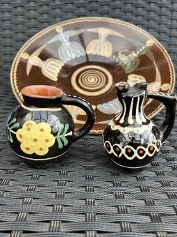 Ručně malovaný závěsný keramický talíř + 2 malé džbánky