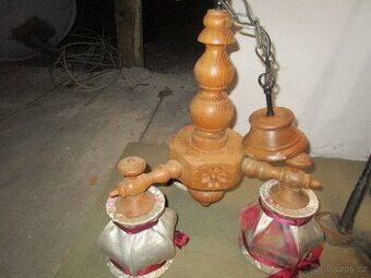 drevěný rustikalní lustr