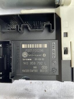 Pravý motorek stahování Passat B6