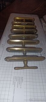 Staré mosazné kování,kliky kličky. 8x.