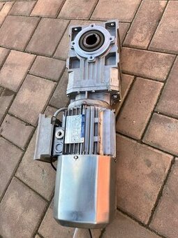 Pohon vrat– Motor s převodovkou