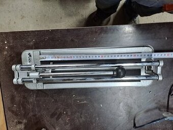 řezačka na dlažbu