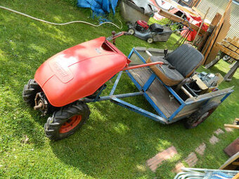 Zahradní traktůrek Gutbrod s vozíkem.