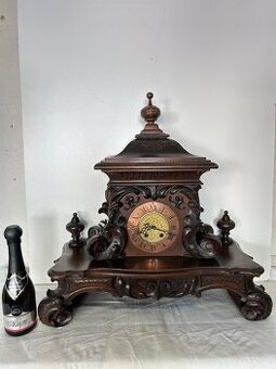 Stolní velké hodiny okolo roku 1890.