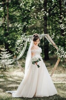 Nádherné svatební šaty