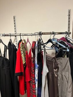 kovový stojan na oblečení na zeď