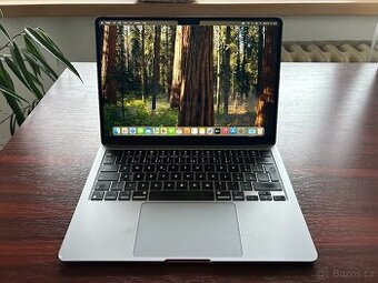 MacBook Air 13” M2 (16 GB / 512 GB) + krabice + klávesnice