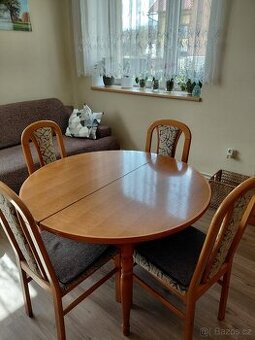 Jídelní stůl s židlemi