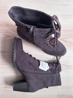 Nové dámské polokozacky 40