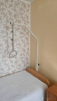 Hrazda k lůžku samostatně stojící