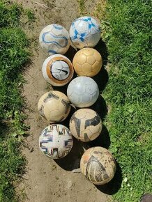 Fotbalové míče poškozené
