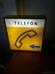 starobylý svítící reklamní telefonní poutač