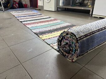 Dlouhý koberec 70 cm x 12 m – skvělý stav
