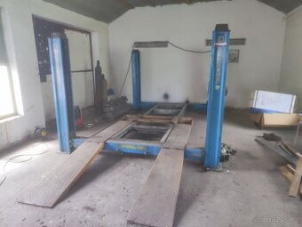 Čtyřsloupový elektrohydraulický zvedák