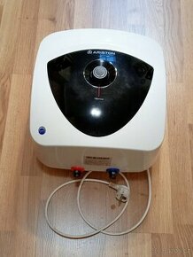 Elektrický ohřívač vody Ariston, 2000 W, 10 litrů