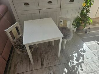 Stolecek a židličky pro deti