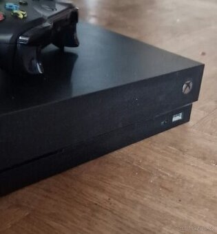 Xbox One X 1TB + 2 hry