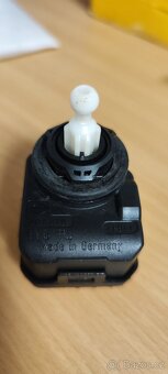 Motorek Hella pro naklápění světel 8L0941295B