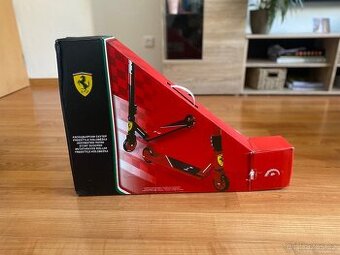 Koloběžka Ferrari