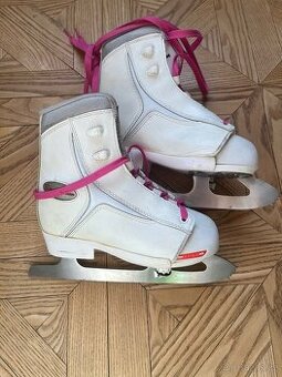 Dívčí lední brusle