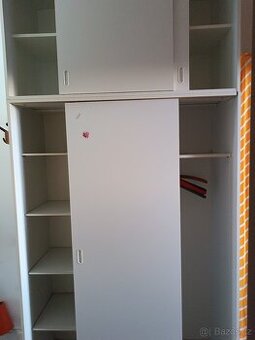 Bílá vysoká skříň