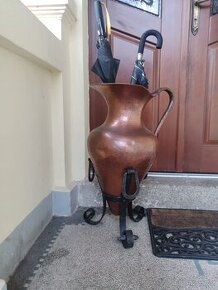 Měděný stojan na deštníky ve tvaru vázy