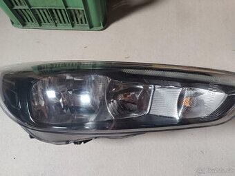 levé a pravé přední světlo - Focus mk3