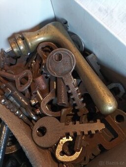 staré klíče,pozůstalost,krabice...jj