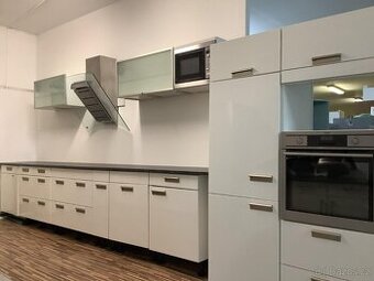 Moderní světlá kuchyně LEJLA