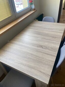 Jídelní stůl