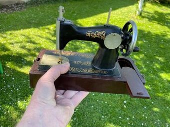 Šicí stroj starý cestovní