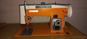 Starší skříňový šicí stroj