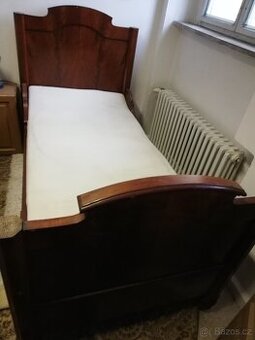 Dřevěná postel.