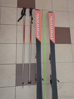 Lyže, lyžařské boty, lyžařská helma, lyžařské hůlky