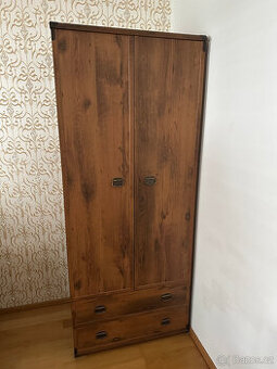 Skříně, komoda, psací stů a další – nábytková sestava 7 ks