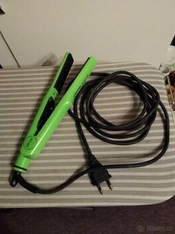 Elektrická krepovačka na vlasy Moser zelená.